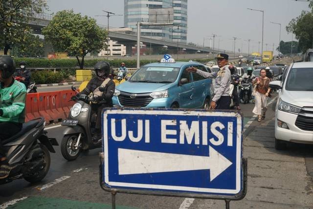 Petugas melakukan uji emisi ke sejumlah kendaraan di Kantor Subdit Gakkum Dirlantas Polda Metro Jaya, Jakarta, Jumat (1/9). Foto: Iqbal Firdaus/kumparan