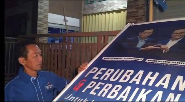 DPC Partai Demokrat Indramayu Menurunkan Baliho bergambar AHY-Anies. (31/8/2023). Foto: kumparan