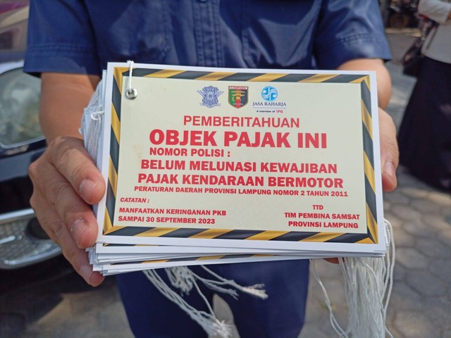 Stiker pemberitahuan bagi kendaraan yang menunggak pajak kendaraan bermotor. | Foto : Galih Prihantoro/ Lampung Geh