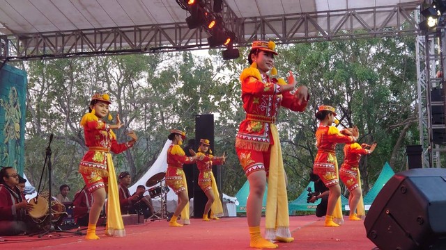 Pertunjukan seni tari angguk dalam Gebyar 11 Tahun UU Keistimewaan DIY di Lapangan Secang, Sendangsari, Pengasih, pada Kamis (31/8). Foto: Widi RH Pradana/Pandangan Jogja