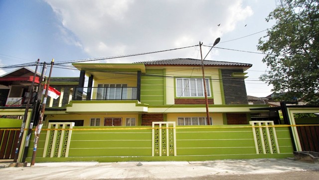 Penampakan rumah Adelia Putri Salma selebgram Palembang yang terlihat lengang pasca penggeledahan yang dilakukan Polda Sumsel, Jumat (1/9) Foto: ary priyanto/urban id