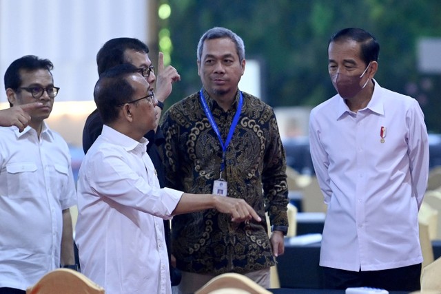 Presiden Joko Widodo (kanan) berbincang dengan Menteri Sekretaris Negara Pratikno (kedua kiri) saat meninjau media center KTT ke-43 ASEAN 2023 di JCC, Jakarta, Jumat (1/9/2023). Foto: Zabur Karuru/ANTARA FOTO