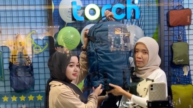 Proses live streaming yang dilakukan di Store Torch Jogja. Foto: instagram/@torch.id.