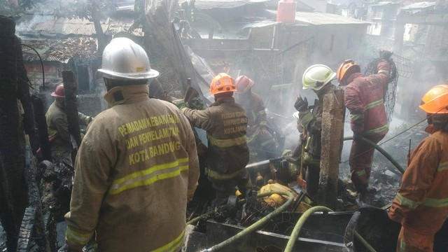 Penanganan kebakaran di Jalan Tamansari, Kota Bandung, pada Jumat (1/9).  Foto: Dok. Istimewa