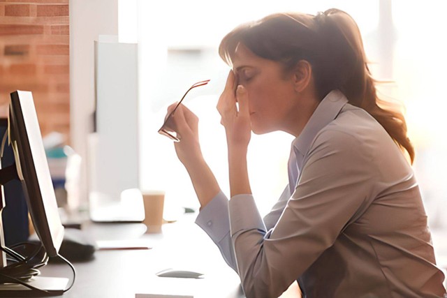 Ilustrasi  exhausted female worker sit office desk. Sumber: Shutterstock