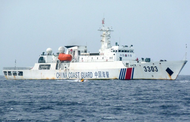 Kapal Penjaga Pantai China di Laut China Selatan. Foto: STR/AFP