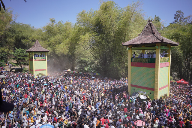 RIbuan warga ramaikan puncak tradisi Saparan Yaqowiyu di Alun-alun Sendang Plampeyan, Jumat (1/9/2023). Foto: Dok. Istimewa