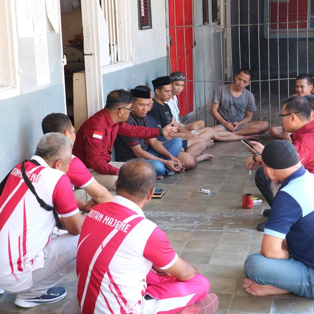 Kakanwil Parlindungan bersama dengan WBP Rutan Majene, Sumber : Humas Rutan Majene
