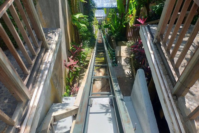 Rel lift atau gondola yang jatuh dan mengakibatkan 5 karyawan tewas di sebuah resort di Gianyar. Foto: Polsek Ubud