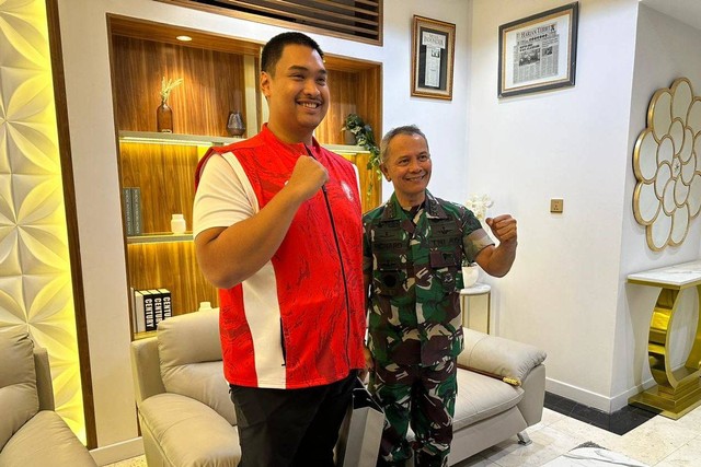 Menpora Dito Ariotedjo bertemu dengan bakal calon Ketua Umum PBTI, Letjen TNI Richard Tampubolon di Jakarta, Jumat (1/9/2023).  Foto: PBTI