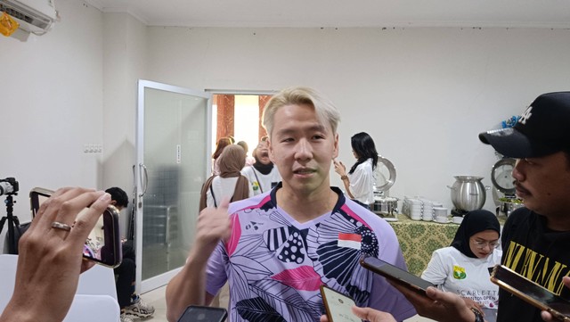 Atlet bulu tangkis Indonesia, Marcus Gideon, memberikan keterangan kepada wartawan di Gedung Unedo, Jakarta, Jumat (1/9). Foto: Jodi Hermawan/kumparan