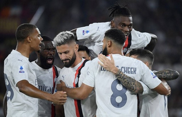 Pemain AC Milan merayakan gol yang dicetak Olivier Giroud saat melawan AS Roma dalam pertandingan Liga Italia 2023/24 di Stadion Olimpico, Roma, pada Sabtu (2/9). Foto: Filippo Monteforte/AFP