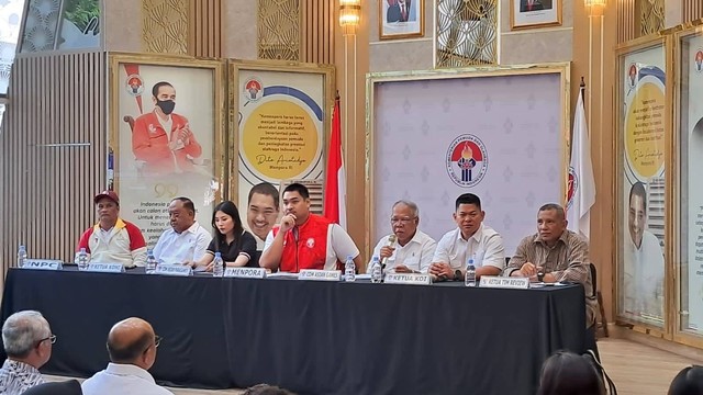 Menpora Dito Ariotedjo (tengah) memberikan keterangan terkait persiapan Asian Games di Kantor Kemenpora, Jakarta, Jumat (1/9). Foto: Soni Insan Bagus/kumparan
