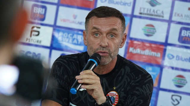 Thomas Doll dalam sesi konferensi pers jelang laga Persija vs Persib, Jumat (1/9). Foto: Dok. Persija