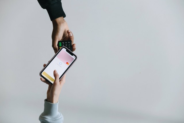 Ilustrasi Cara Kirim GoPay, Foto:pexels/Ivan Samkov