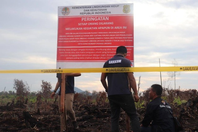 Pemasangan Papan Larangan di PT CG. Foto: Dok. KLHK Wilayah Kalimantan