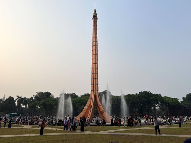 Keramaian pengunjung yang memadati kawasan Miniatur Tugu Monas saat peresmian wajah baru TMII pada Jumat (1/9). Foto: Gitario Vista Inasis/kumparan