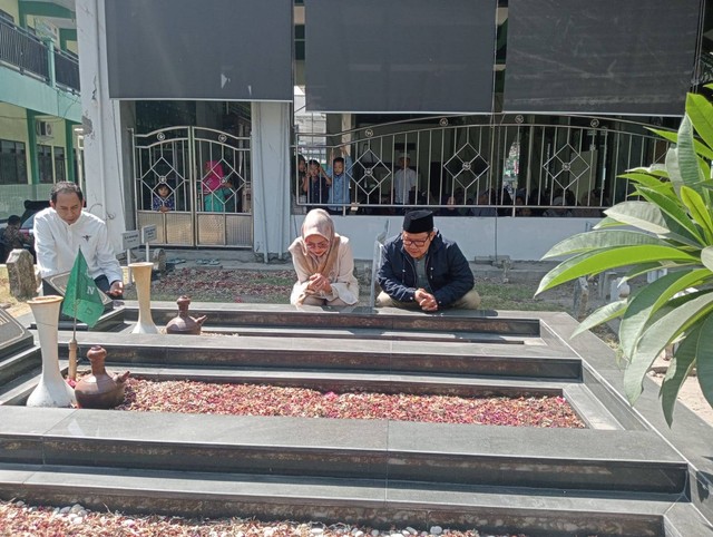 Muhaimin Iskandar saat berdoa di makam ayah dan buyutnya, Jombang, Jawa Timur, Sabtu (2/9). Foto: Dok. Elok Apriyanto