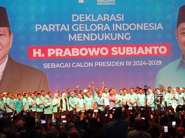 Penyerahan surat dukungan Partai Gelora dari Ketua Umum Partai Gelora, Anis Matta ke Ketua Umum Partai Gerindra, Prabowo Subianto di Djakarta Theater, Sabtu, (2/9). Foto: Zamachsyari/kumparan