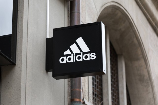 Adidas, brand fashion yang namanya paling sering salah dieja. Foto: Chris Redan/Shutterstock
