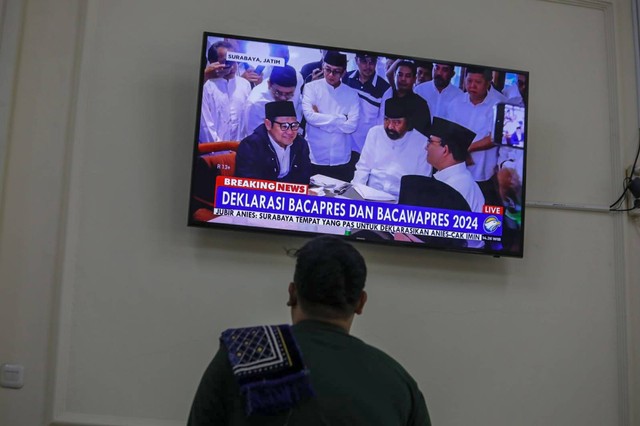 Warga menonton siaran jelang deklarasi Bacapres Anies Baswedan dan Bawacapres Muhaimin Iskandar atau Cak Imin di Surabaya, Sabtu (2/9). Foto: Aditia Noviansyah/kumparan