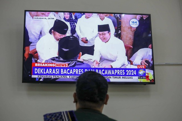 Warga menonton siaran jelang deklarasi Bacapres Anies Baswedan dan Bawacapres Muhaimin Iskandar atau Cak Imin di Surabaya, Sabtu (2/9). Foto: Aditia Noviansyah/kumparan