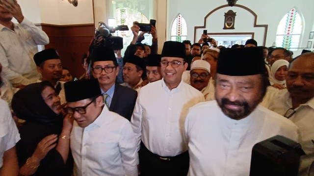 Ketua Umum NasDem, Surya Paloh dan Capres Anies Baswedan tiba di tiba di acara deklarasi Capres-cawapres Anies Baswedan dengan Muhaimin Iskandar di Hotel Majapahit, Surabaya, Sabtu (2/9/2023). Foto: Farusma Okta Verdian/kumparan