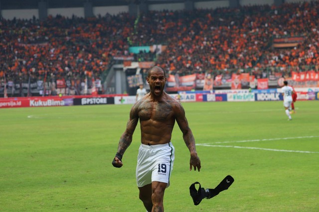 Selebrasi pemain Persib saat melawan Persija di Liga 1 yang digelar di Stadion Patriot Candrabhaga, Sabtu (2/9/2023). Foto: Jamal Ramadhan/kumparan