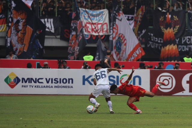 Pertandingan Persija melawan Persib di Liga 1 yang digelar di Stadion Patriot Candrabhaga, Sabtu (2/9/2023). Foto: Jamal Ramadhan/kumparan