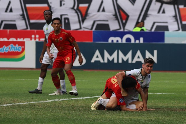 Pertandingan Persija melawan Persib di Liga 1 yang digelar di Stadion Patriot Candrabhaga, Sabtu (2/9/2023). Foto: Jamal Ramadhan/kumparan