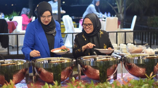 Duta Besar Maroko untuk Indonesia saat mencicipi menu khas Kaili di Kota Palu, Jumat malam (1 September 2023). Foto: Istimewa