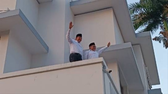 Anies Baswedan dan Muhaimin Iskandar atau Cak Imin berpose di bawah tiang sejarah perobekan bendera merah putih di Hotel Majapahit, Surabaya, Sabtu (2/9/2023). Foto: Farusma Okta Verdian/kumparan