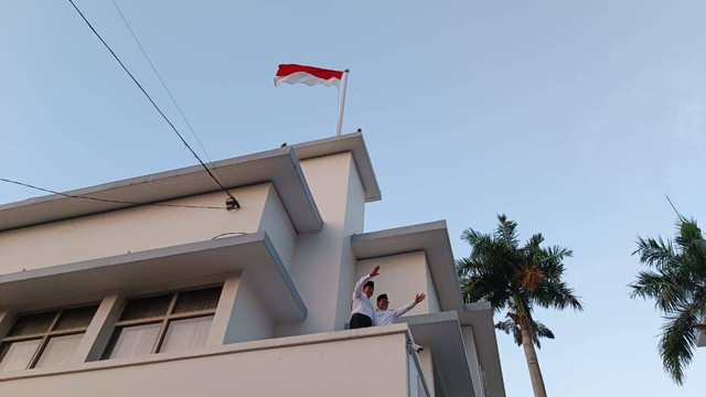 Anies Baswedan dan Muhaimin Iskandar atau Cak Imin berpose di bawah tiang sejarah perobekan bendera merah putih di Hotel Majapahit, Surabaya, Sabtu (2/9/2023). Foto: Farusma Okta Verdian/kumparan