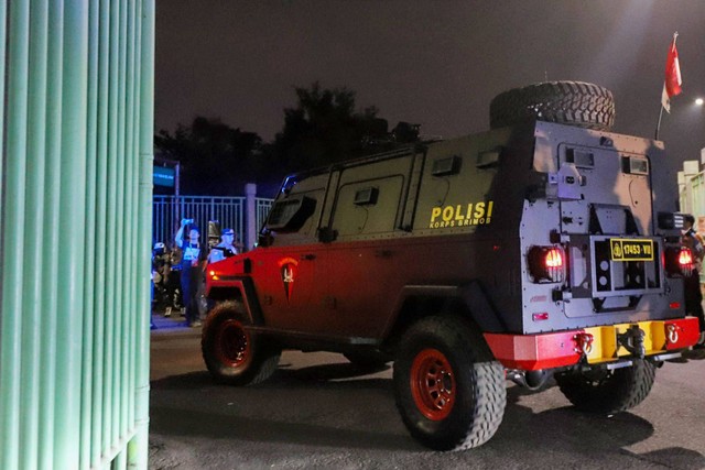 Pemain dan ofisial Persib Bandung menggunakan mobil rantis usai bertanding melawan Persija Jakarta di Stadion Patriot Candrabhaga, Bekasi, Jawa Barat, Sabtu (2/9/2023). Foto: Jamal Ramadhan/kumparan