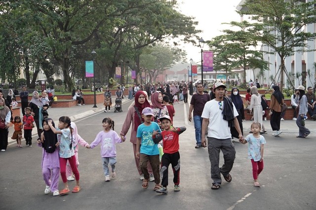 Pengunjung Taman Mini Indonesia Indah saat peresmian wajah baru. Dok. Injourney. 