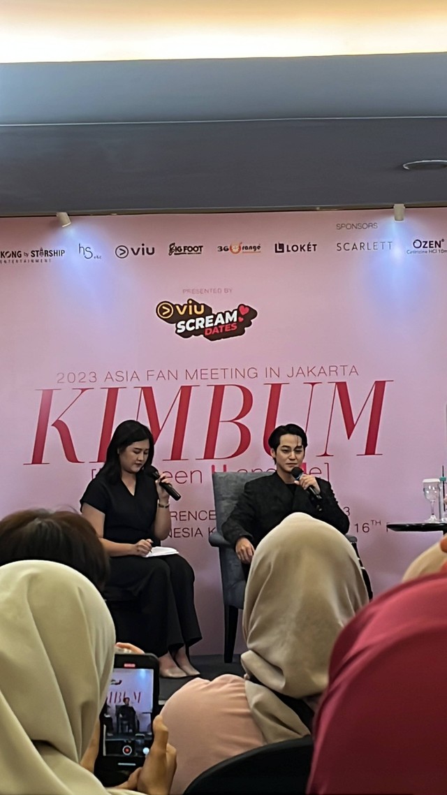 Aktor Korea Selatan Kim Bum saat menggelar press conference 'Between U and Me' di Hotel Kempinski Grand Indonesia Shopping Mall, Sabtu (2/9/2023). Foto: Nurlaela/kumparan