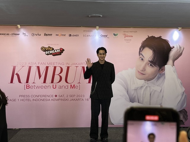 Aktor Korea Selatan Kim Bum saat menggelar press conference 'Between U and Me' di Hotel Kempinski Grand Indonesia Shopping Mall, Sabtu (2/9/2023). Foto: Nurlaela/kumparan