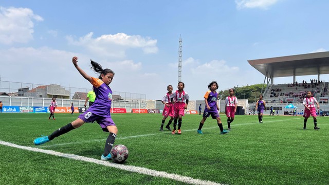 SD 1 Pedawang vs SD 4 Undaan Kalirejo di MilkLife Soccer Challenge 2. Foto: Aji Nugrahanto/kumparan