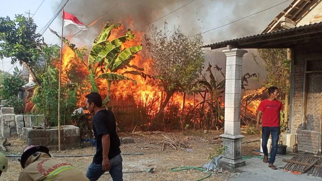 Kebakaran rumah di Desa Butoh, Kecamatan Sumberrejo, Kabupaten Bojonegoro, Jawa Timur. Sabtu sore (02/09/2023). (Foto: Dok Istimewa)