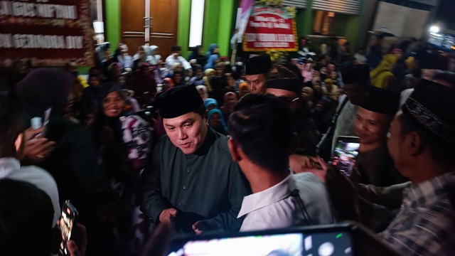 Menteri BUMN Erick Thohir hadir di Pondok Pesantren Ora Aji asuhan Gus Miftah di Kalasan Kabupaten Sleman, Sabtu (2/9) malam. Foto: Arfiansyah Panji Purnandaru/kumparan