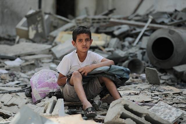 Seorang anak tengah duduk di puing reruntuhan rumahnya yang telah dihancurkan Israel, tatapan tajam memperlihatkan pandangan masa depan yang begitu cerah, sumber gambar; pixabay