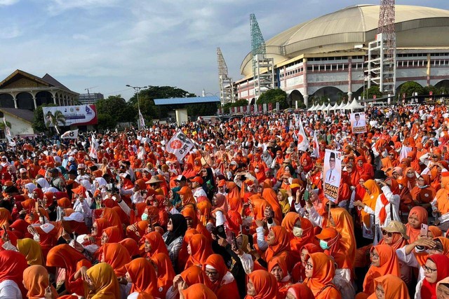 Massa menghadiri acara PKS Menyapa Bersama Anies Baswedan di Lapangan Astaka Pancing, Deli Serdang, pada Minggu (3/9/2023). Foto: Tri Vosa/kumparan