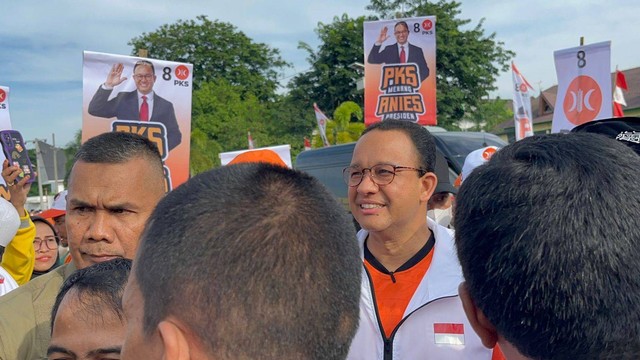 Bacapres Koalisi Perubahan Anies Baswedan tiba di Lapangan Astaka Pancing, Deli Serdang, pada Minggu (3/9/2023).  Foto: Tri Vosa/kumparan