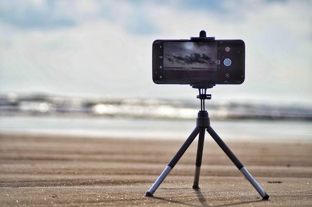 Ilustrasi perbedaan tripod dan monopod, sumber foto: unsplash.com/Adesh Bankar