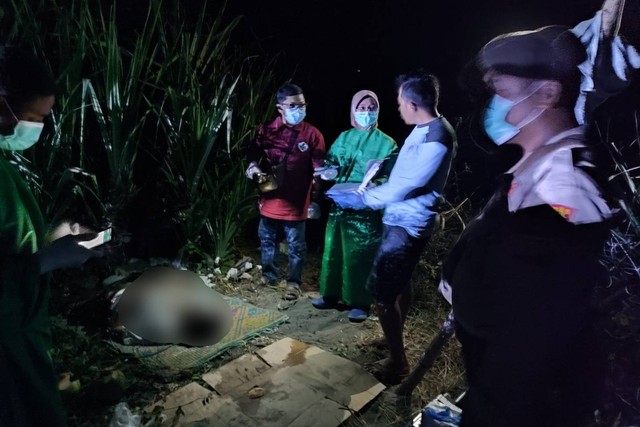 Seorang warga tewas saat sedang melaksanakan ritual tirakat di Kali Mati, Pantai Parangkusumo, Kretek, Kabupaten Bantul pada Sabtu (2/9/2023). 
 Foto: Polres Bantul