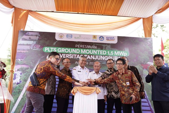 Peresmian PLTS di lingkungan kampus Untan Pontianak. Foto: Dok. PLN Kalbar