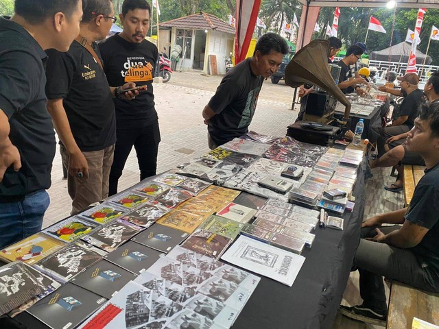 Para pencinta rilisan fisik mendatangi booth Record Store Day di Pontianak. Foto: Rizky Prapurna Bakti/Hi!Pontianak