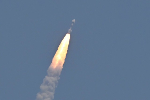 Roket PSLV XL yang membawa pesawat ruang angkasa Aditya-L1 diluncurkan dari Satish Dhawan Space Center di Sriharikota, India, Sabtu (2/9/2023).  Foto: R. Satish BABU / AFP