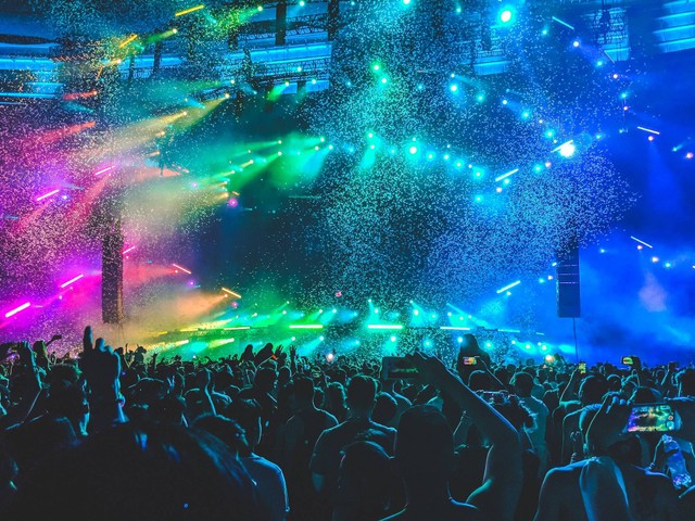 Harga tiket konser iKON di Jakarta, Gambar hanyalah ilustrasi, Sumber: Unsplash/Aditya Chinchure