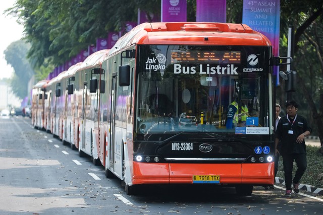 Bus listrik berjajar di tempat pengendapan shuttle bus KTT ASEAN 2023 di Komplek GBK, Senayan, Minggu (3/9/2023). Foto: Rommy Pujianto/Media Center KTT ASEAN 2023/ANTARA FOTO